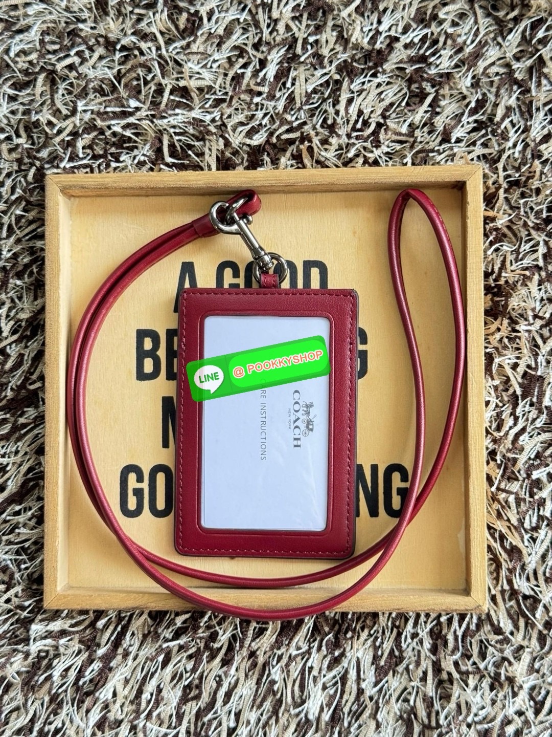 Coach Lanyard In Signature สายคล้องบัตรสุดชิคที่สาวๆออฟฟิต นักเรียนนักศึกษาควรต้องมี ด้านหน้า สามารถใส่บัตรเห็นรูปได้ 1 ใบ และใส่บัตรต่างๆเพิ่มได้อีกถึง 3 บัตรด้วยกัน สามารถถอดสลับสายได้