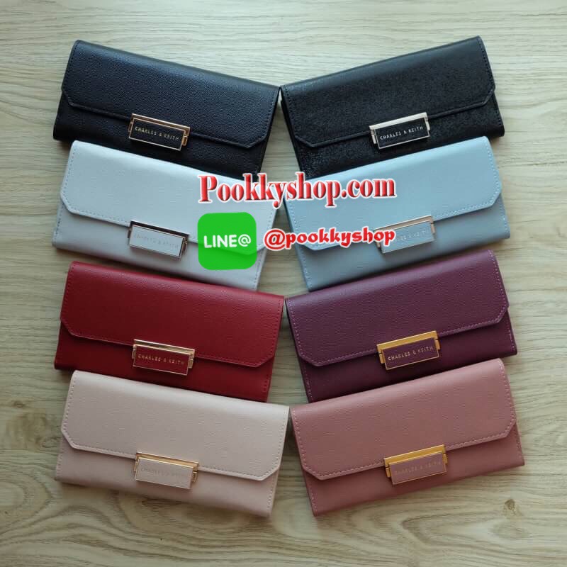 Charles & Keith Push-Lock Long Wallet พร้อมส่งทั้ง 8 สี!! กระเป๋าสตางค์ใบยาว สามารถใช้งานได้ทั้งด้านหน้าและด้านหลัง ด้านหน้าเปิด - ปิดด้วยตัวกดล็อคทั้ง 2 ฝั่งพร้อมกัน ภายในมีช่องซิปและช่องใส่ธนบัตร ด้านหลังเปิด - ปิดด้วยกระดุม ภายในมีช่องใส่บัตรหลายช่องแล
