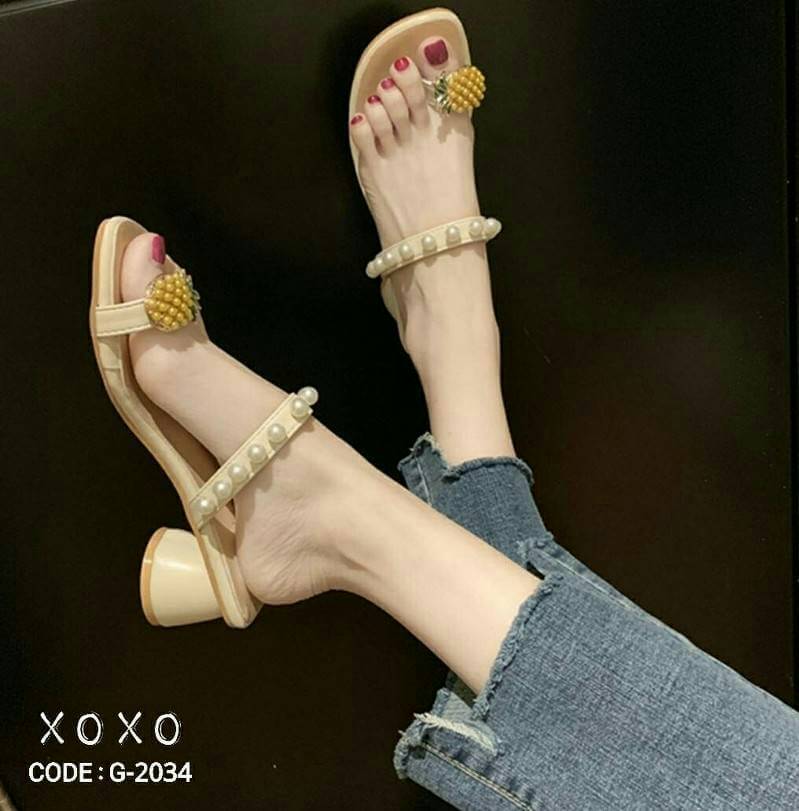 สินค้าพร้อมส่ง แตะสวมมีส้นเล็กน้อย งานใส่สบาย ส้นทรงสวย วัสดุหนัง PU สวมนิ้วโป้ง อะไหล่ทรงรูปสับปะรด สวย เก๋ เด่น คาดทับแต่งคาดไข่มุกด้านบน อีกชั้น สวยงาม สวมใส่แมทส์ชุดง่าย น้ำหนักเบา