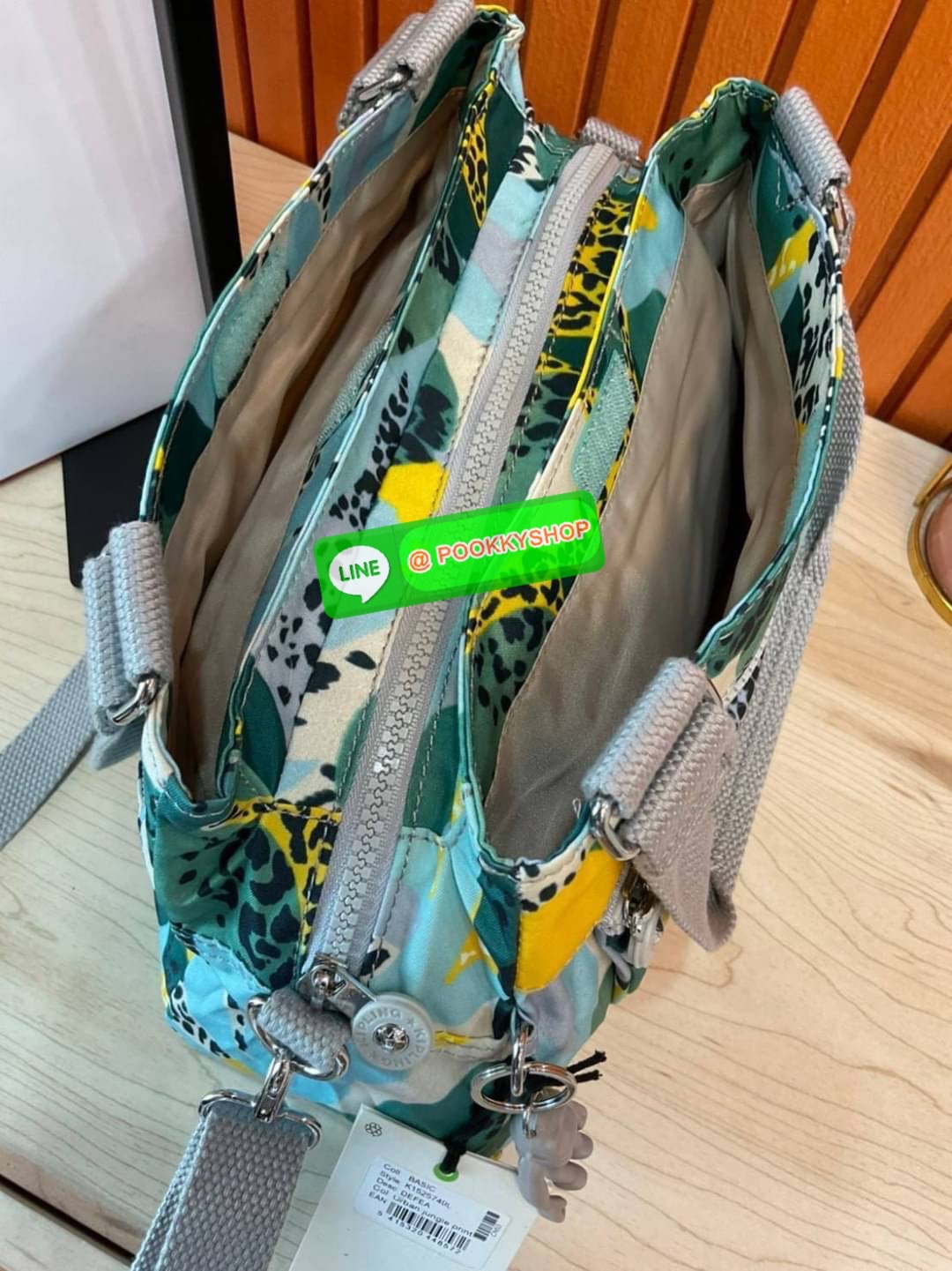 Kipling Damen Orelie Henkeltasche รุ่น K15257 กระเป๋าถือ/สะพาย Crossbody ขนาดกำลังดี หูกระเป๋ายาวสามารถคล้องบ่าได้ วัสดุpolymode100% ผ้ากันน้ำ กระเป๋ามีน้ำหนักเบา มีช่องซิป ด้านหน้า และ ด้านหลัง ภายในแบ่งเป็น 3 ช่องหลักใช้งาน ช่องซิปกลางแยกเป็นสัดส่วน จุข