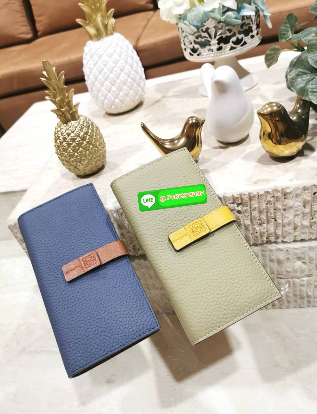 ✴️Don't Miss!✴️NEW! LOEWE LONG WALLET BAG VIP GIFT WITH PURCHASE-GWP กระเป๋าพรีเมี่ยมกิ๊ฟ Limited จาก LOEWE DUTYFREE COUNTER วัสดุหนังแท้เทคเจอร์สวยอยู่ทรงปั้มโลโก้แบรนด์ด้านหน้าเปิดปิดด้วยกระดุม ภายในมีช่องใส่ธนบัตรหลายช่อง ช่องหลักสาม