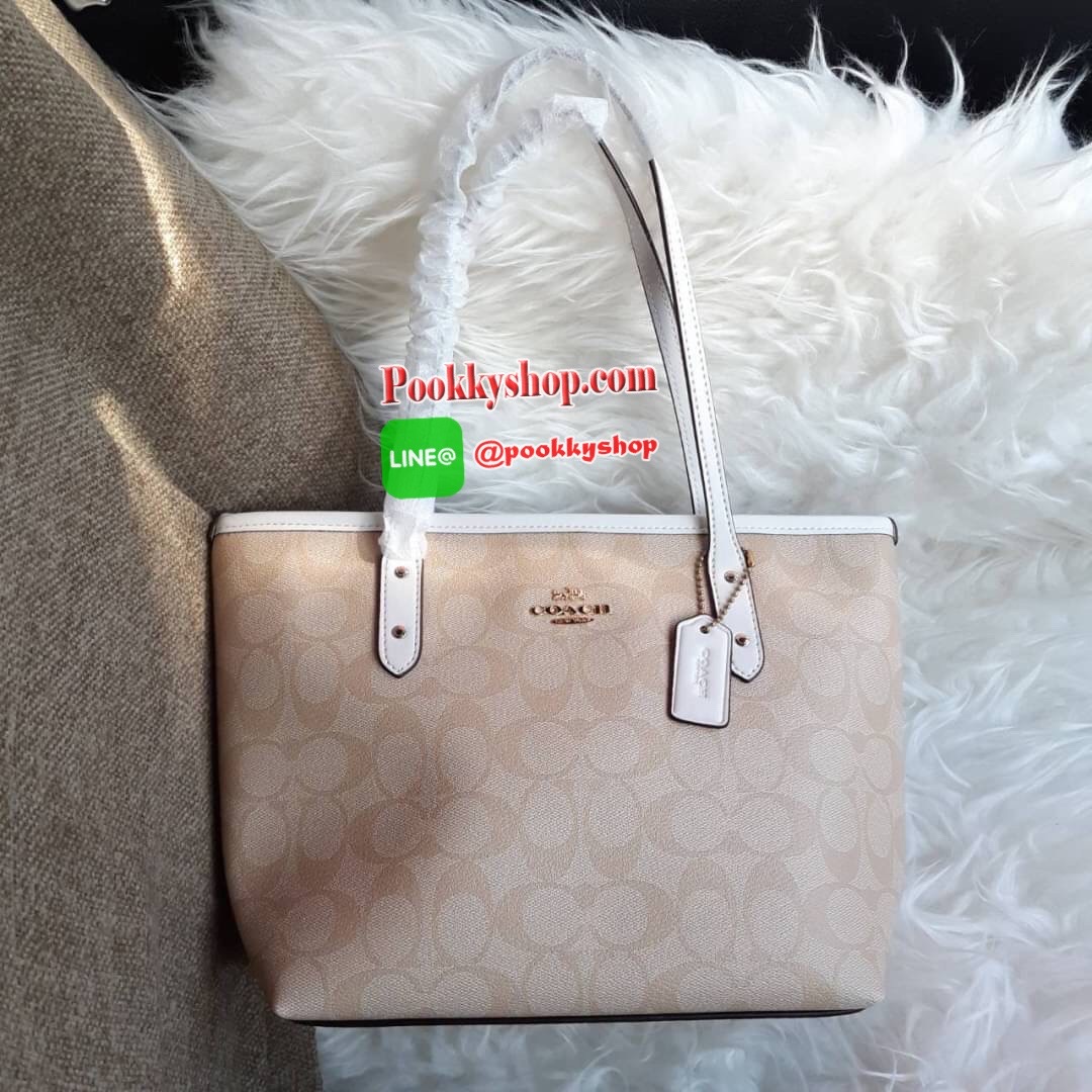 COACH F22969 MINI CITY ZIP TOTE IN SIGNATURE CANVAS กระเป๋าถือทรงโท้ท ไซส์มินิ น่ารักน่าใช้ สะพายคล้องไหล่ได้เก๋ๆ เห็นใบเล็กแบบนี้ จุของแน่นๆไปเลยจ้า!! 😘 สีสวยคม วัสดุหนังแคนวาสคุณภาพ ปากกระเป๋าเปิด-ปิดด้วยซิป กันของหล่นได้ ถือไปไหนก็ได้ ถ่ายรูปชิ