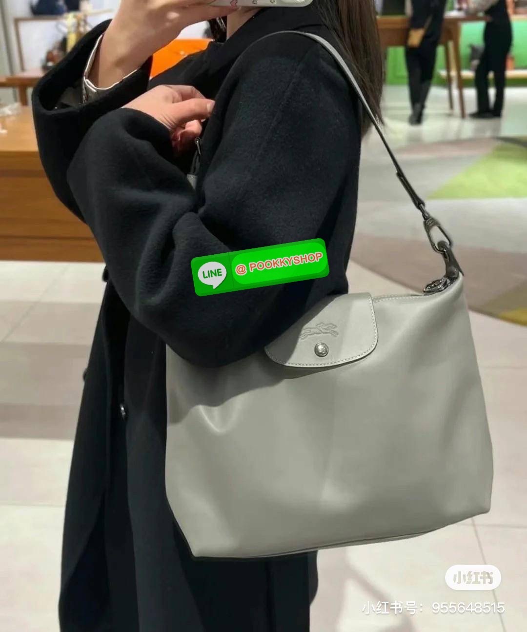 LONGCHAM LE PLIAGE XTRA Hobo bag M กระเป๋าสะพายไหล่ HOBO ออกแบบเพื่อให้ดูเรียบหรูหรา มีความสง่า รูปทรงเก๋ไก๋ วัสดุหนังแกะนิ่มมือ สายสะพายไหล่ปรับระดับได้และถอดออกถือได้ เปิด- ปิด ด้วย ซิป ภายใน ช่องโล่งกว้าง มีช่องซิปแยก ใบใหญ่สามารถใส่ของได้เยอะคะ