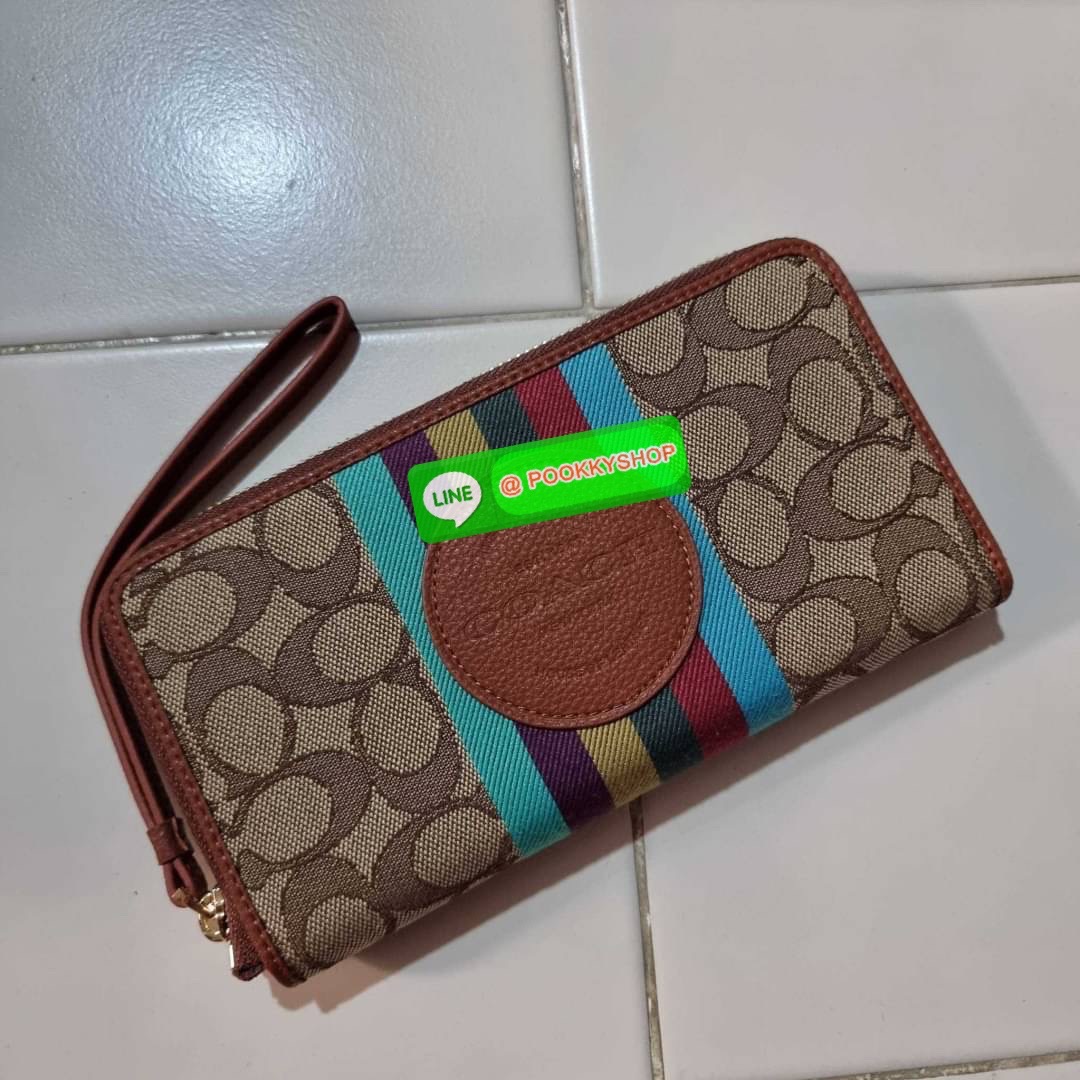 COACH C9073 DEMPSEY LARGE PHONE WALLET IN SIGNATURE JACQUARD WITH STRIPE AND COACH PATCH พร้อมเสิร์ฟความเลิศหรู กับคอลใหม่ล่าสุด กระเป๋าสตางค์ใบยาวกึ่งคล้องมือ สีสุดละมุน ถือใช้คือขับผิวสุด!! วัสดุผ้า jacquard สลับหนัง pepble มาพร้อมสายคล้องมือในตัว กันหล