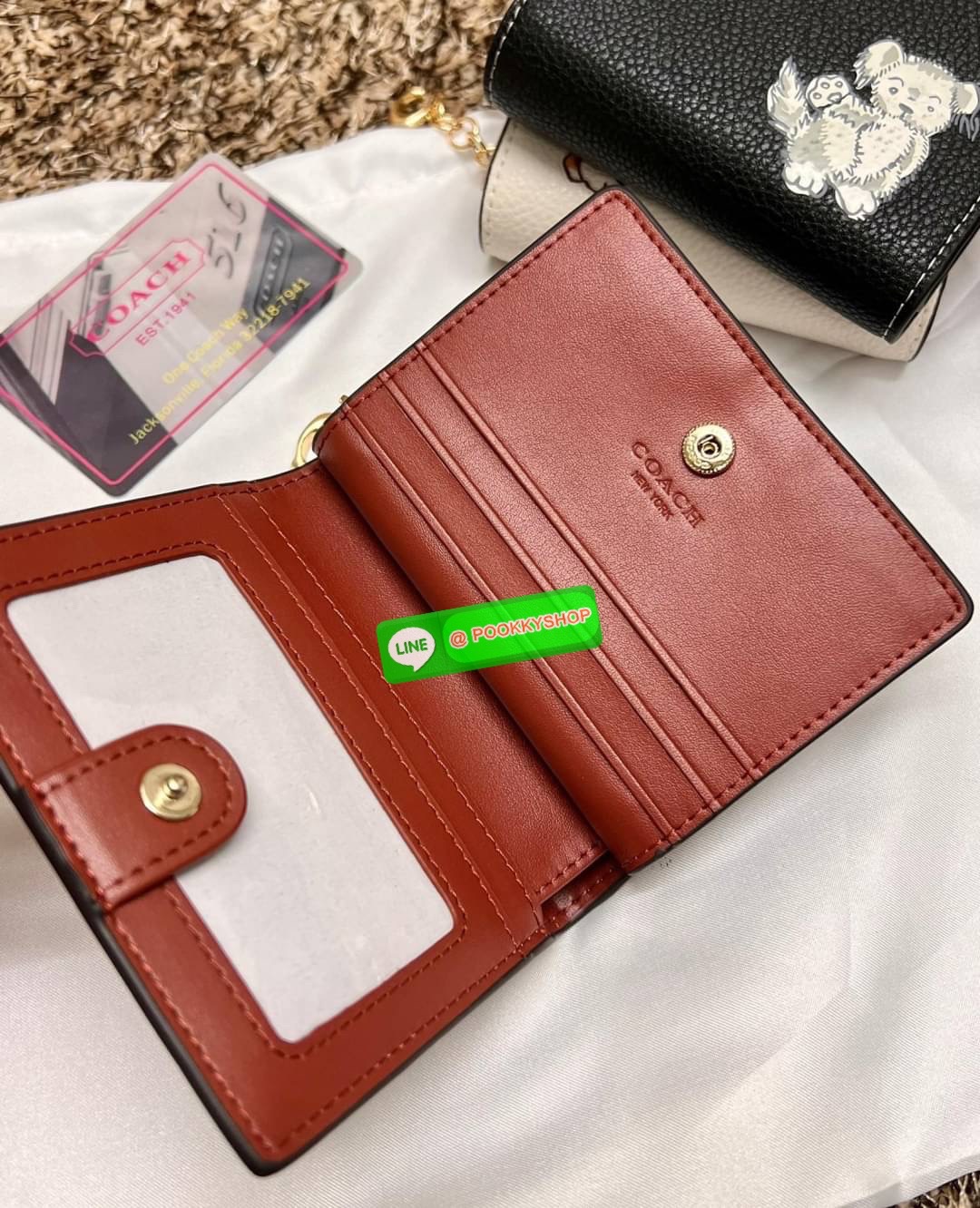 COACH SNAP WALLET ((cc472//cc920//cc922)) 🌍พร้อมส่ง ใหม่ล่าสุด สุดคิ้วว ห้ามพลาดก่อนหมดค่ะ! ✔️กระเป๋าเงินใบสั้น หนังแท้ สกรีนล์ลายน้องหมา//น้องแมว สุดน่ารักมากค่ะ ✔️เปิดปิดกระเป๋าแบบกระดุม ภายในมีช่องเสียบบัตร6ช่อง//ช่องใส่ธนบัตรตามย