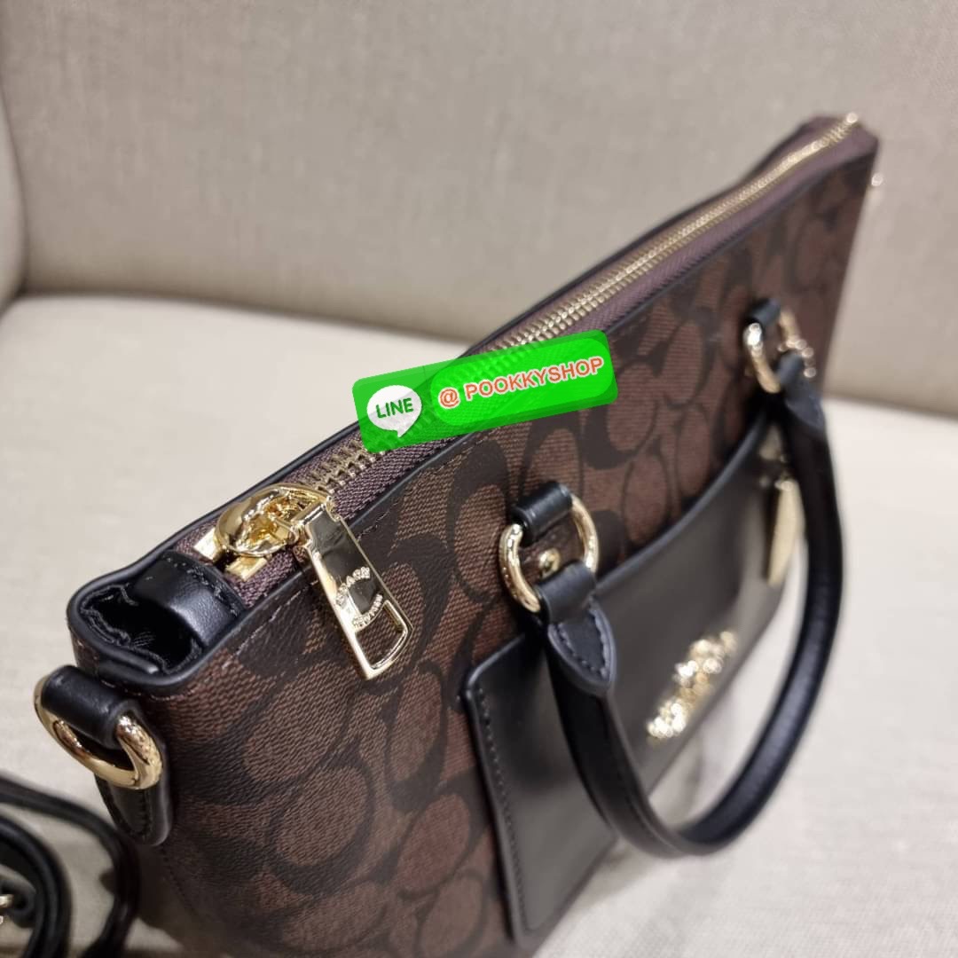COACH F38089 MINI EMMA SATCHEL IN SIGNATURE CANVAS รุ่นหายาก รุ่นที่สาวๆตามหา จัดมาให้สมกับที่รอคอยกันไปเลยจ้า!! เป็นรุ่นที่ดีไซน์ออกมาให้ใช้งานง่าย สะดวก สวย หรู ดูดี!! กระเป๋าสะพายทรงสวย วัสดุหนังแคนวาสเคลือบลาย มาพร้อมสายสะพายข้างและหูจับในตัว ถอดออกถื