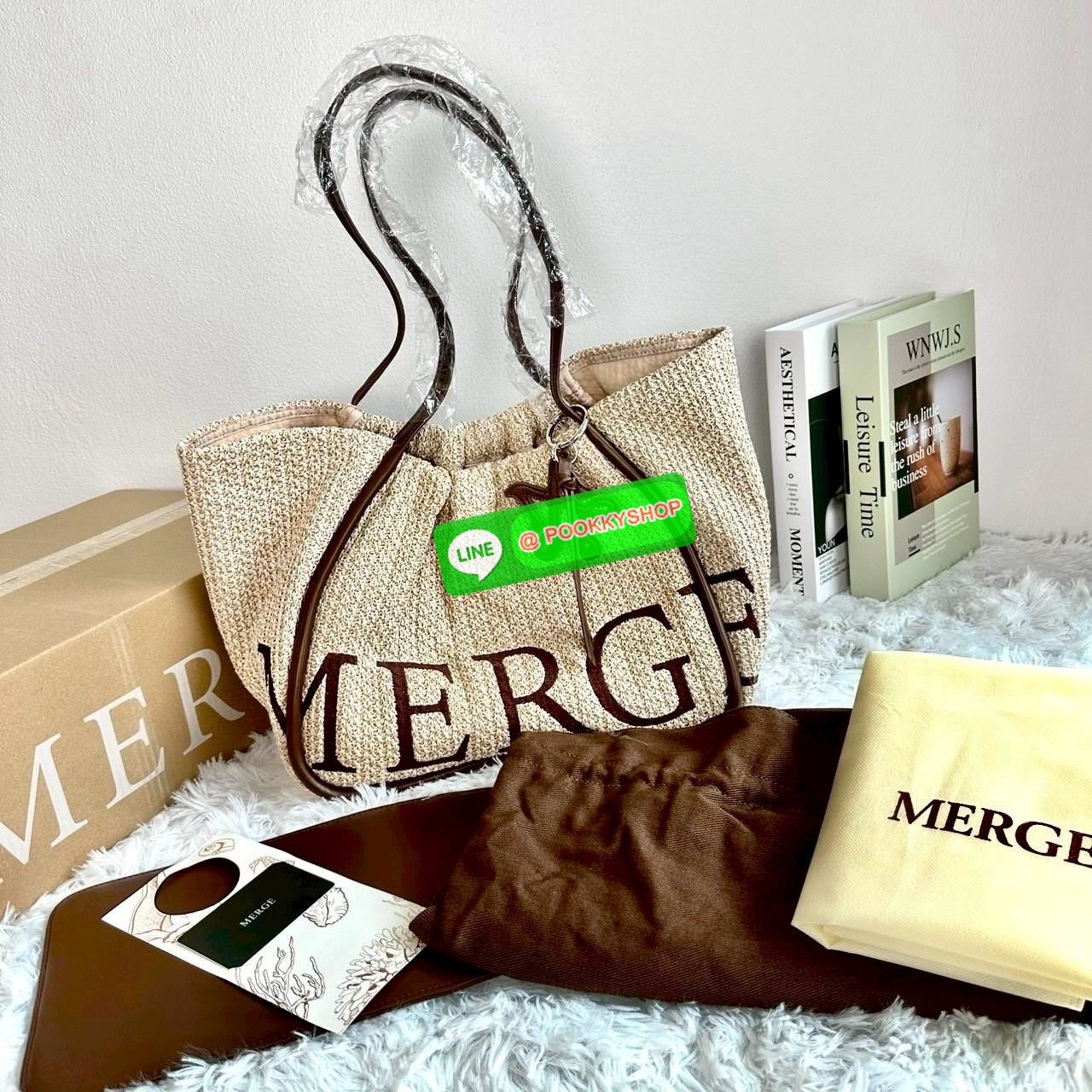 Merge A Day Bag SAND DUNE กระเป๋าทรงโท้ท พกไปทะเลก็ปัง ใช้ในเมืองก็สวยเกินต้านสานแน่น ทน แข็งแรง ไม่บอบบาง สามารถปรับได้สองรูปทรงด้านนายมีกระเป๋าหูรูดสามารถถอดออกได้ คุมโทนคาเฟ่-ทะเล สะพายถ่ายรูปมุมไหนก็เริ่ด ด้านในกว้าง จุเยอะ ใส่ของเที่ยววันหยุดสบาย ๆ