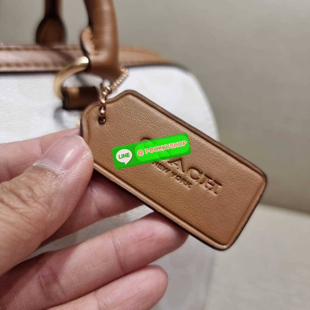 COACH CA149 ROWAN SATCHEL IN BLOCKED SIGNATURE CANVAS สีเข้าใหม่ตัวท็อปอีกหนึ่งรุ่น กับกระเป๋าทรงหมอน ดีไซน์คัลเลอร์บล็อค โทนสีตัดกันอย่างลงตัว ใช้งานง่าย ตอบโจทย์ทุกลุค ทุกสไตล์ มาพร้อมหูจับในตัว และสายครอสบอดี้ วัสดุหนังแคนวาสสลับหนังแท้ มีซิปด้านหน้า แ