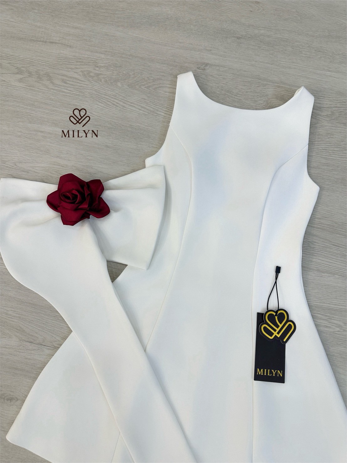 เดรสแฟชั่น เดรสขาวสุดหรู เรียบแต่ไม่ธรรมดา ดีไซน์เว้าหลังโชว์ผิวสวยอย่างมีเสน่ห์