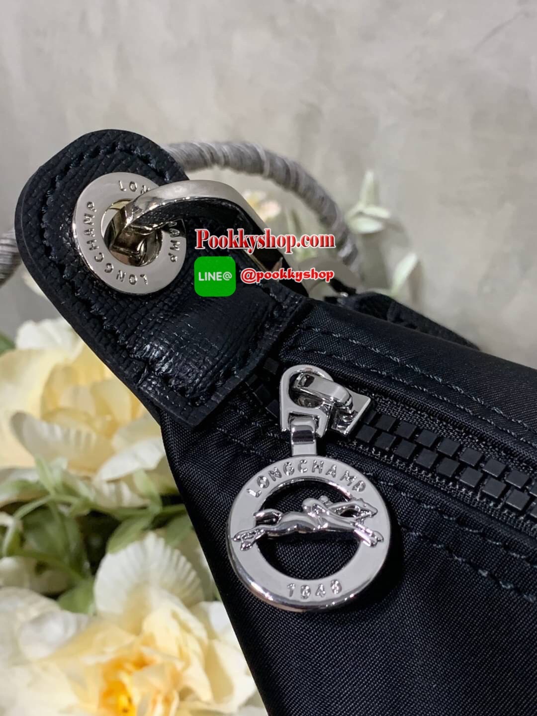 Longchamp Le Pliage Neo Size M มาพบกับกระเป๋ารุ่นยอดนิยม ที่สาวๆ ต้องมีไว้เก็บไว้สักใบ กระเป๋าโท้ทใบนี้ มาพร้อมกับสีที่มีสไตล์เรียบง่าย มีสายสะพายยาวช่วยให้คุณสามารถสะพายไหล่ได้อย่างสบาย ในขณะที่ที่ปิดแบบซิปช่วยให้คุณมั่นใจได้ว่าของด้านในมีความปลอดภัย Le