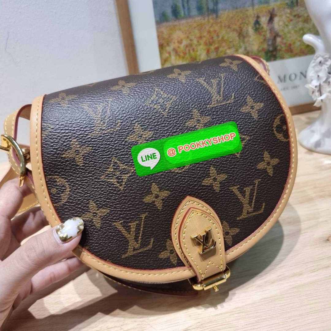 LV TAMBOURIN CROSSBODY BAG 🔆 Details รุ่นลิมิเต็ดหายาก กับกระเป๋าสะพายทรงสวย ดีไซน์คลาสสิค เปิด-ปิดด้วยกนะดุมแม่เหล็ก สายสะพายในตัว ปรับได้ หรือซ่อนสายและถือเป็น clutch ออกงานก็ได้ ดูแพงมากๆ ภายในเป็นช่องโล่ง ใส่ของจุกจิกได้ ของจำเป็นได้ โทรศัพท์ไ