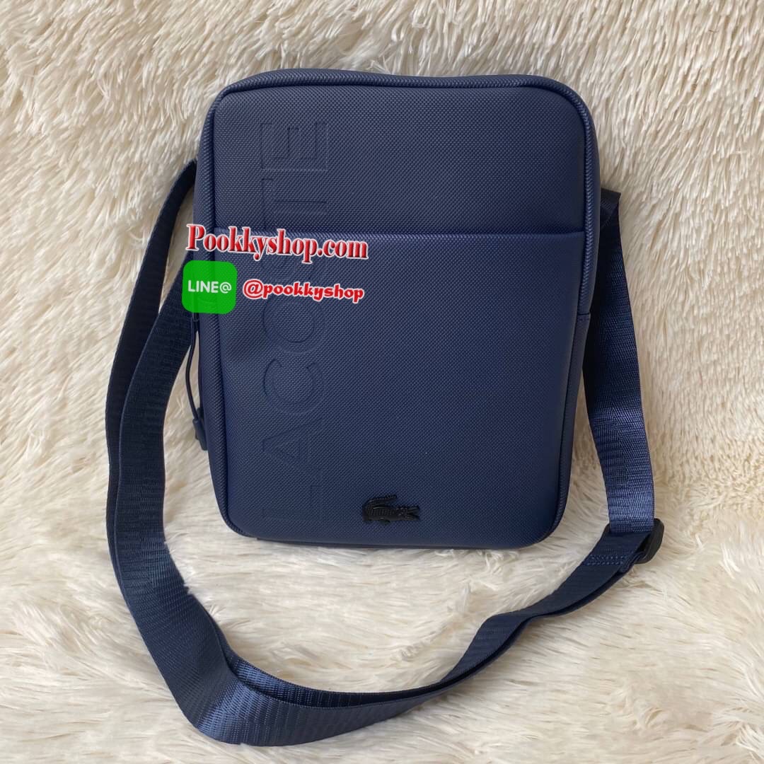 ลาคอส Classic Crossbody Bag กระเป๋าสะพายรุ่นยอดนิยม วัสดุ PVC ด้านหน้ามีโลโก้แบรนด์สวยโดดเด่น มีช่องเล็กใส่ของจุกจิกเปิดปิดด้วยกระดุมแม่เหล็ก ด้านหลังเรียบ มีช่อง1ช่องส่วนช่องด้านในกว้างเปิดปิดกระเป๋าด้วยซิปสะดวกใช้ มีช่องซิปและช่องเสียบด้านข้าง สายสะพา