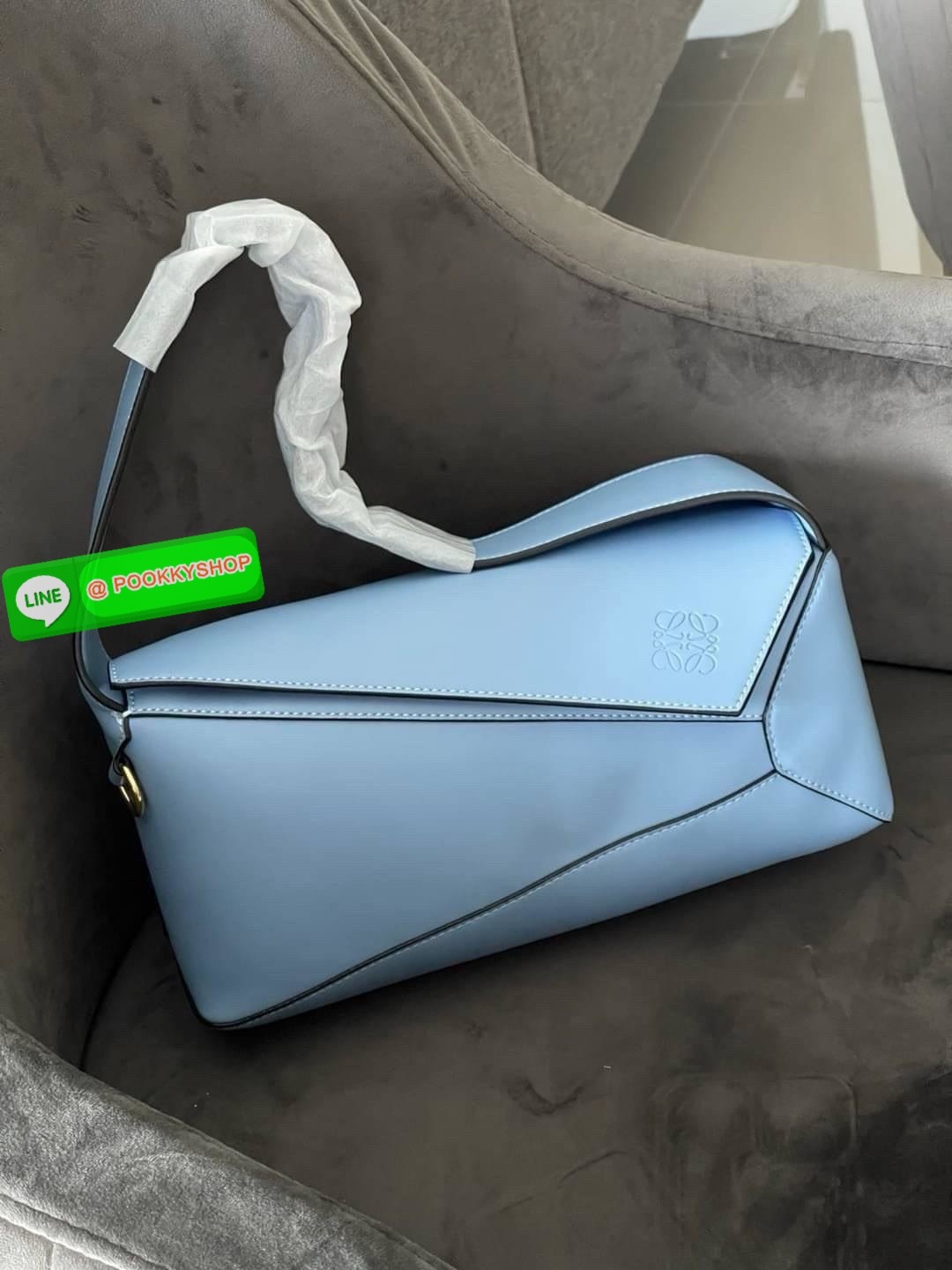 💕Loewe Puzzle Hobo bag กระเป๋ารุ่น Puzzle มีความพิเศษในหลายด้าน ไม่ว่าจะเป็นรูปทรงที่แปลกใหม่ มินิมอลด้วยโลโก้อนาแกรมแบบประทับ ดูหรู เป็นกระเป๋า Unisex ที่ไม่ว่าคุณจะเป็นผู้หญิงหรือผู้ชายก็ใช้งานได้ ลายกระเป๋าได้มาจากการนำหนังมาเย็บต่อกันทั้งหมด ถ