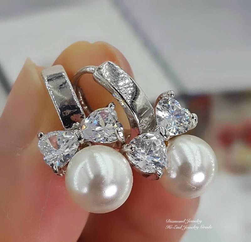 New Arrival !!!!!!!! ต่างหูห่วงเพชร CZ แท้ สวยเริ่ดดมว้ากกกค่ะ ดีไซน์โบว์ประดับมุก รุ่นนี้ใส่แล้วเกิด ดีไซส์สวยฝุด เพชรวิ้งที่สุดในสามโลกคะ เพชรเด้งไฟมากๆ ใส่เป็น everyday look ได้เลยจ้า
