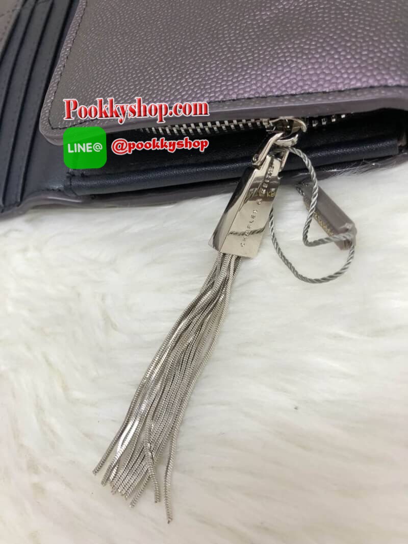 New arrival CHARLES & KEITH TASSEL DETAIL LONG WALLET BAG พร้อมส่งอีกครั้ง พร้อมเฉดสีใหม่ปี 2018ค่ะ!!! หระเป๋าสตางค์ใบยาวแบบฝาพับแม่เหล้ก ลายหนังคาร์เวีย สวย เรียบหรู ดูดี มากๆค่ะ ภายในกระเป๋าแบ่งเป็นช่องซิปยาวตอนหน้า ที่ตัวซิปเป็นอะไหล่พู่ห้อยลงมา เก๋มาก