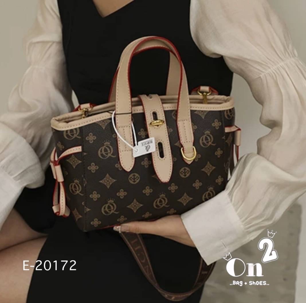 กระเป๋าสะพายแฟชั่นทรง tote งานสไตล์แบรนด์ ตัวล็อกด้านหน้าปรับระดับได้ มีสายสะพายยาวให้สามารถถอดออกถือได้ค่ะ