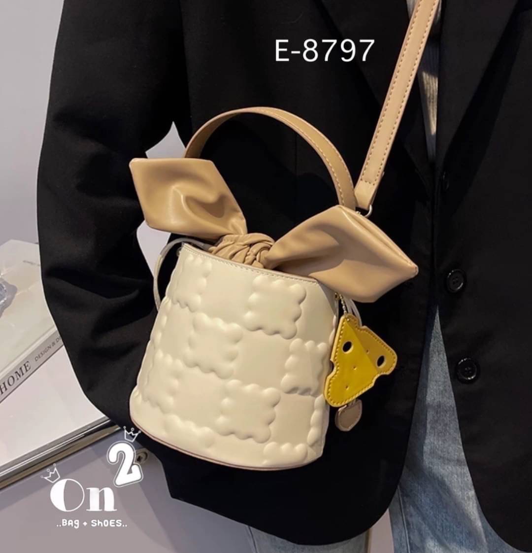 กระเป๋าสะพายแฟชั่นทรงถัง เปิดปิดแบบหูรูด มัดเป็นโบว์น่ารักมากค่ะ มาพร้อมสายสะพายยาว จะถือหรือสะพายก็เริ่ดคร่า