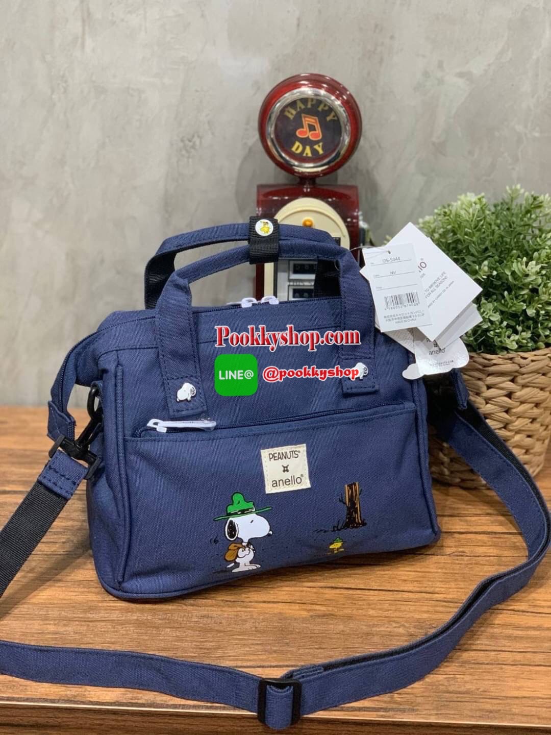 Anello X Peanuts 2 ways Boston regular size(Os-S044) ได้ Collaboration หรือเป็นการร่วมงานกับตัวการ์ตูนสุดคลาสสิคอย่าง Peanuts มานำเสนอโดยเอาคาแลคเตอร์ ในการใช้ชีวิตประจำวัน ที่เหมาะสม มาวางบนตัวกระเป๋า กระเป๋า anello (อเนลโล่) กระเป๋าเป้แบรนด์ของญี่ปุ่น ท