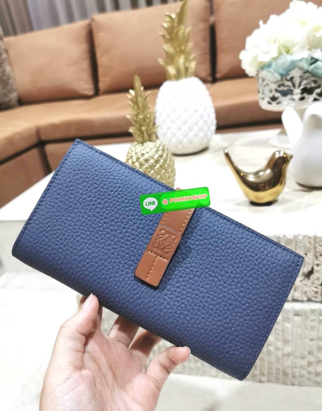 ✴️Don't Miss!✴️NEW! LOEWE LONG WALLET BAG VIP GIFT WITH PURCHASE-GWP กระเป๋าพรีเมี่ยมกิ๊ฟ Limited จาก LOEWE DUTYFREE COUNTER วัสดุหนังแท้เทคเจอร์สวยอยู่ทรงปั้มโลโก้แบรนด์ด้านหน้าเปิดปิดด้วยกระดุม ภายในมีช่องใส่ธนบัตรหลายช่อง ช่องหลักสาม