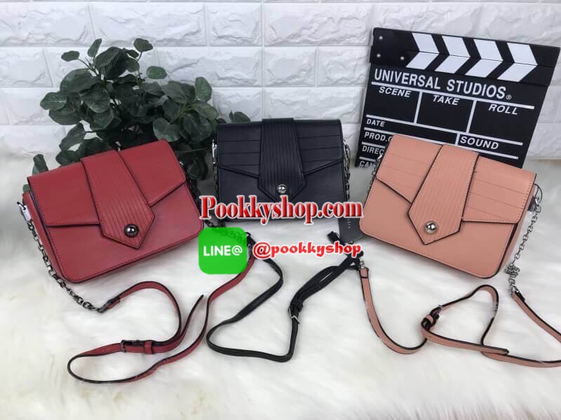 PEDRO EMBOSSED FLAP SHOULDER BAG กระเป๋าสะพายวัสดุหนังเรียบแต่งลายเดินร่องตัดกันสวยงาม เปิดปิดด้วยกระดุมแม่เหล็ก ด้านในมีช่องใหญ่ 2 ช่อง รุ่นนี้ใส่ iphone7 plus ได้ค่ะ สายสะพายยาวปรับระดับความยาวได้ตามต้องการ