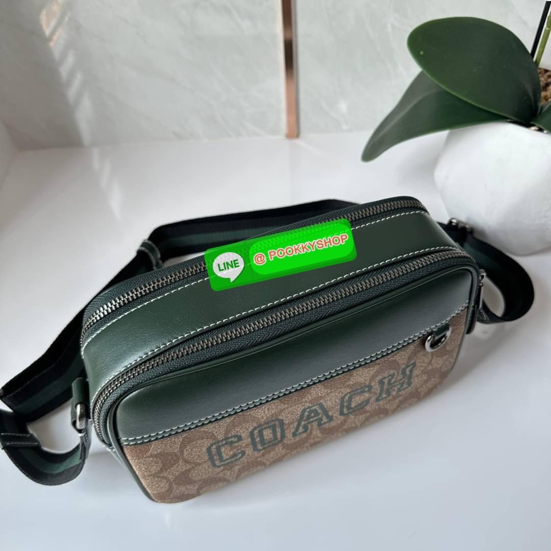 COACH GRAHAM CROSSBODY IN SIGNATURE CANVAS WITH VARSITY MOTIF STYLE (CE638) กระเป๋าสะพายข้างรุ่นUnisex สะพายได้ทั้งผู้ชายและผู้หญิง วัสดุแคนวาสสลับหนังแท้ เปิด-ปิดกระเป๋าแบบซิป มี2ช่องซิป และช่องด้านหลังอีก1ช่อง สายสะพายผ้า ปรับระดับได้ ใส่มือถือได้ทุกรุ่