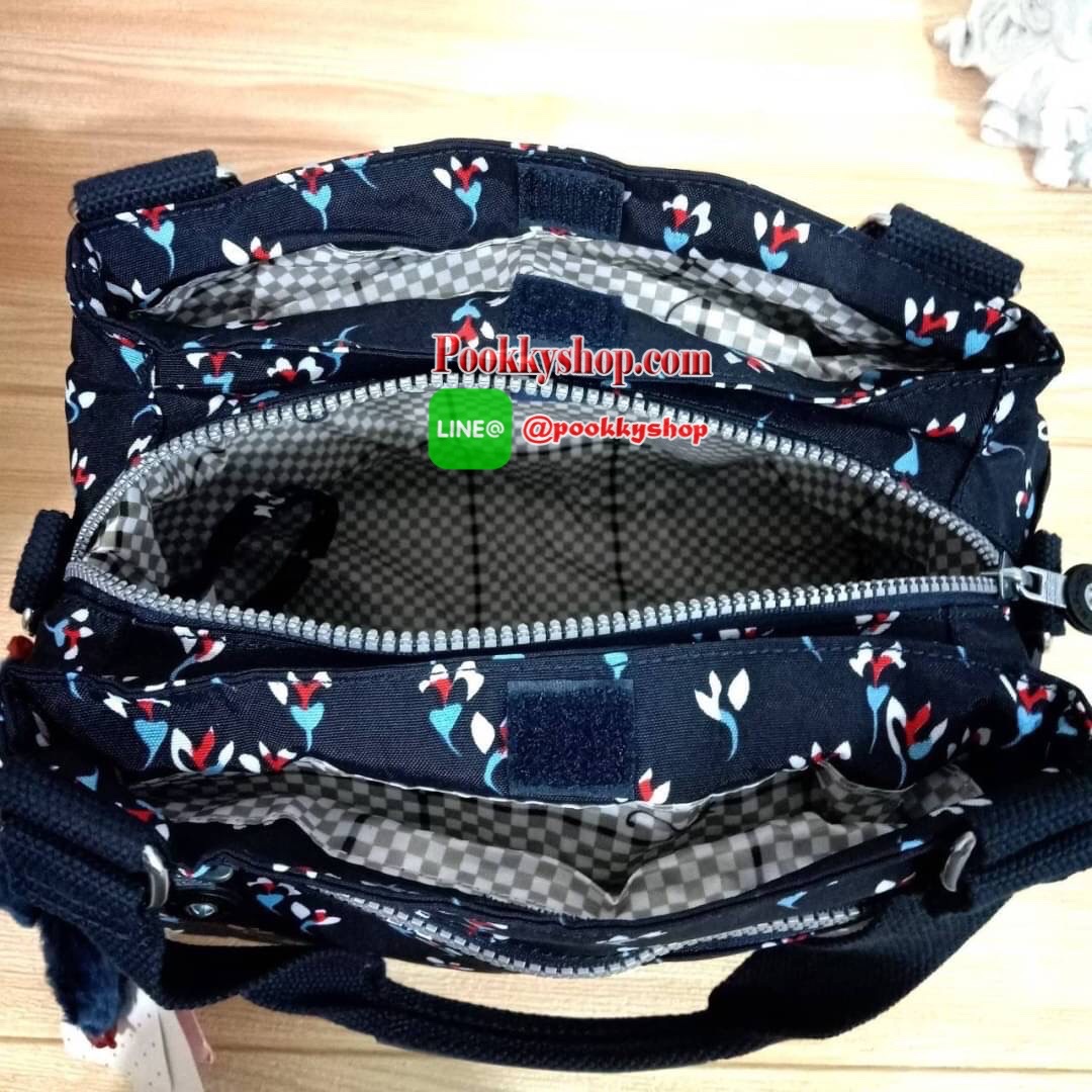 KIPLING ELISE HANDEBAG กระเป๋าถือและสะพายไหล่ ขนาดกำลังพอดี จุของได้มาก มีหูจับสองสาย ถือสะดวก น้ำหนักเบา มีช่องซิป ด้านหน้า ช่อง กระดป๋าหลักเปิด-ปิดด้วยซิป มี3 ช่องว่างใส่ของได้จุมากๆ ใส่มือถือได้ กระเป๋าสตางค์ใบยาว และ เครื่องสำอางค์ได้หลายชิ้นเลยค่ะ เก