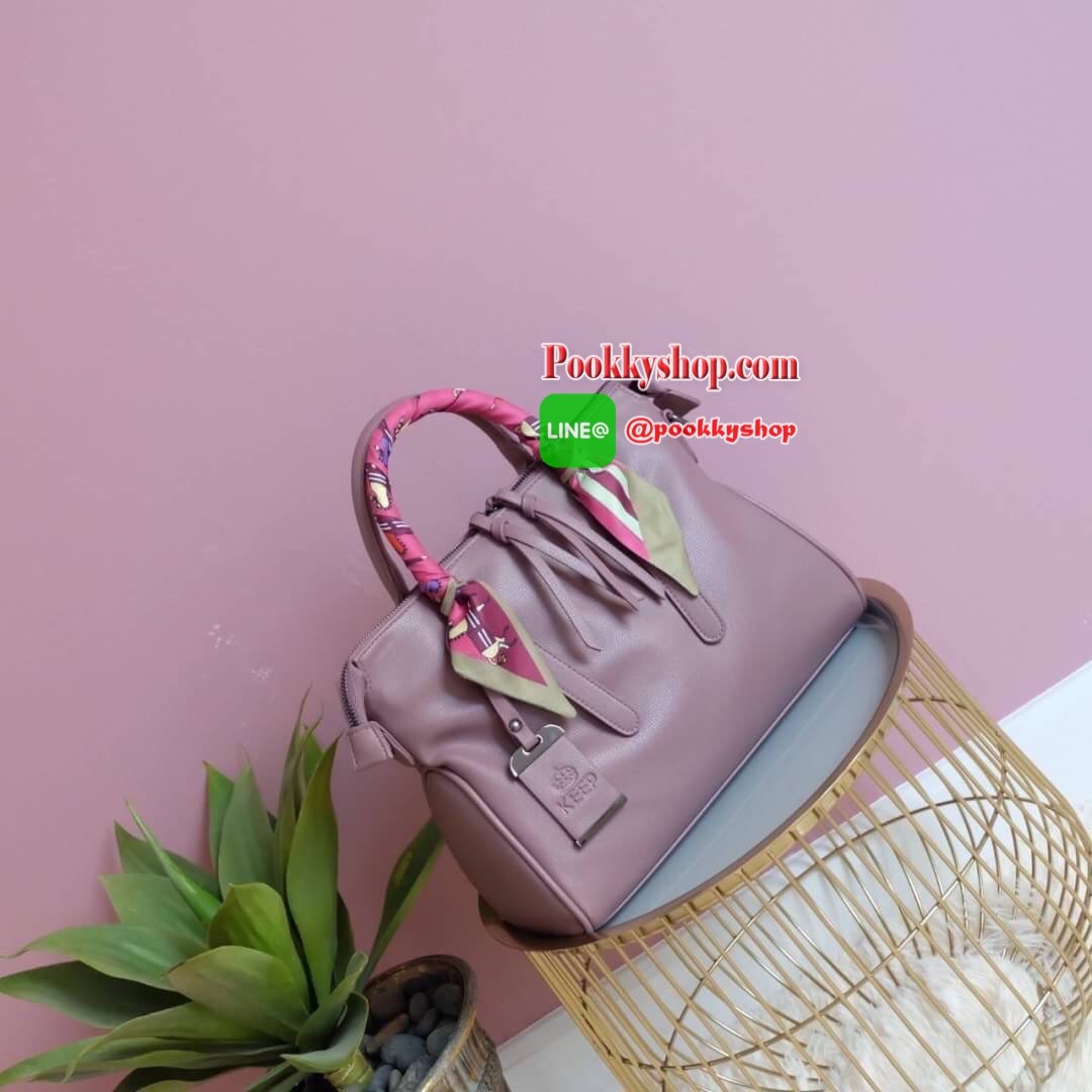 ทรงสวยขายดีมาก จากแบรนด์ KEEP ทรง รุ่น Parish hand bag with cute taddy จุดเด่นที่ >หนังเนื้อดี นิ่มมาก >น้ำหนักเบา >ถือสะพายเข้าง่ายกับทุกชุด >ขนาดกระเป๋ากำลังดีคะ ใส่ กปต ยาว ไอแพด จุคุ้ม > มีช่องย่อยแบ่งเก็บของด้านใน ถึง 3 ช่องใหญ่ แยกเก็