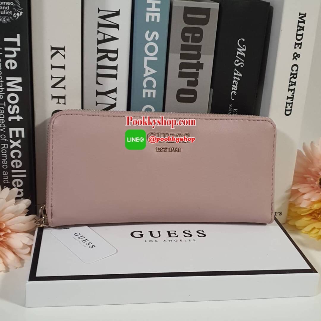 GUESS WOMEN'S WALLET กระเป๋าตังค์แบบซิปรอบ หนังลาย SAFFIANO ประดับโลโก้แบรนด์ด้านบน ด้านในมีซิปกลาง ไว้ใส่เหรียญ มีช่องใส่บัตรหลายช่อง ช่องใส่ธนบัตรมี2ช่องใหญ่ น้ำหนักเบา อุปกรณ์ครบ ห้ามพลาดค่า!