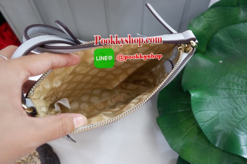 Kate Spade new york saffiano crossbody bag ด้านหน้ามีหนึ่งช่องซิปสำหรับใส่มือถือหรือของจุกจิก เปิดปิดกระเป๋าช่องหลักแบบซิป ด้านในโล่ง มีช่องให้ใส่ของจุกจิกหนึ่งช่อง สายสะพายถอดไม่ได้ เลื่อนปรับระดับได้