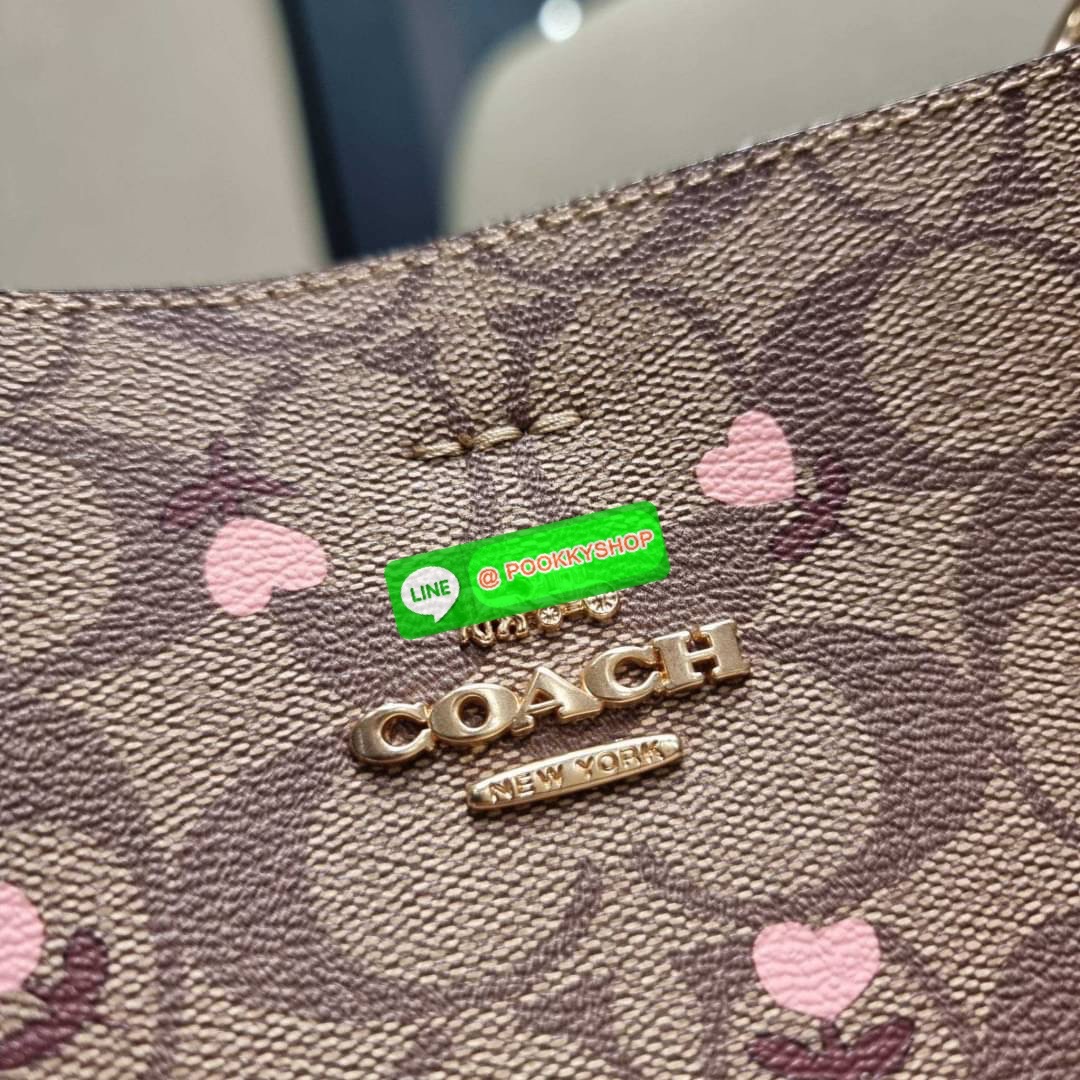 COACH C3238 SMALL TOWN BUCKET BAG IN SIGNATURE CANVAS WITH HEART FLORAL PRINT กระเป๋าบัคเก็ตน่ารักสดใส ลายพริ้นท์หัวใจเต็มใบ ดีไซน์ตัดกับสีกากีได้อย่างลงตัว วัสดุหนังแคนวาสเคลือบลาย ปากกระเป๋าเปิด-ปิดด้วยกระดุมแม่เหล็ก 2ฝั่ง มีหูจับในตัวและสายสะพายข้างมาใ