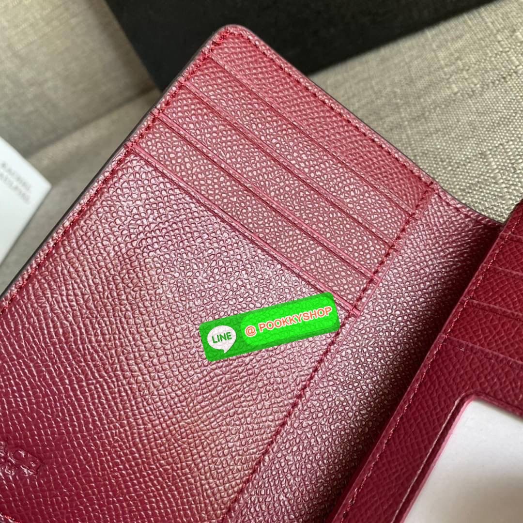 COACH 6390 MEDIUM CORNER ZIP WALLET กระเป๋าสตางค์ใบกลาง สีพื้นเรียบหรู วัสดุcrossgrain ภายในมีช่องใส่บัตรและธนบัตรได้ทุกชนิด มีช่องซิปใส่เหรียญ ขนาดกะทัดรัดพกพาง่าย คนชอบจัดระเบียบกระเป๋าสตางค์แนะนำเลยจ้า