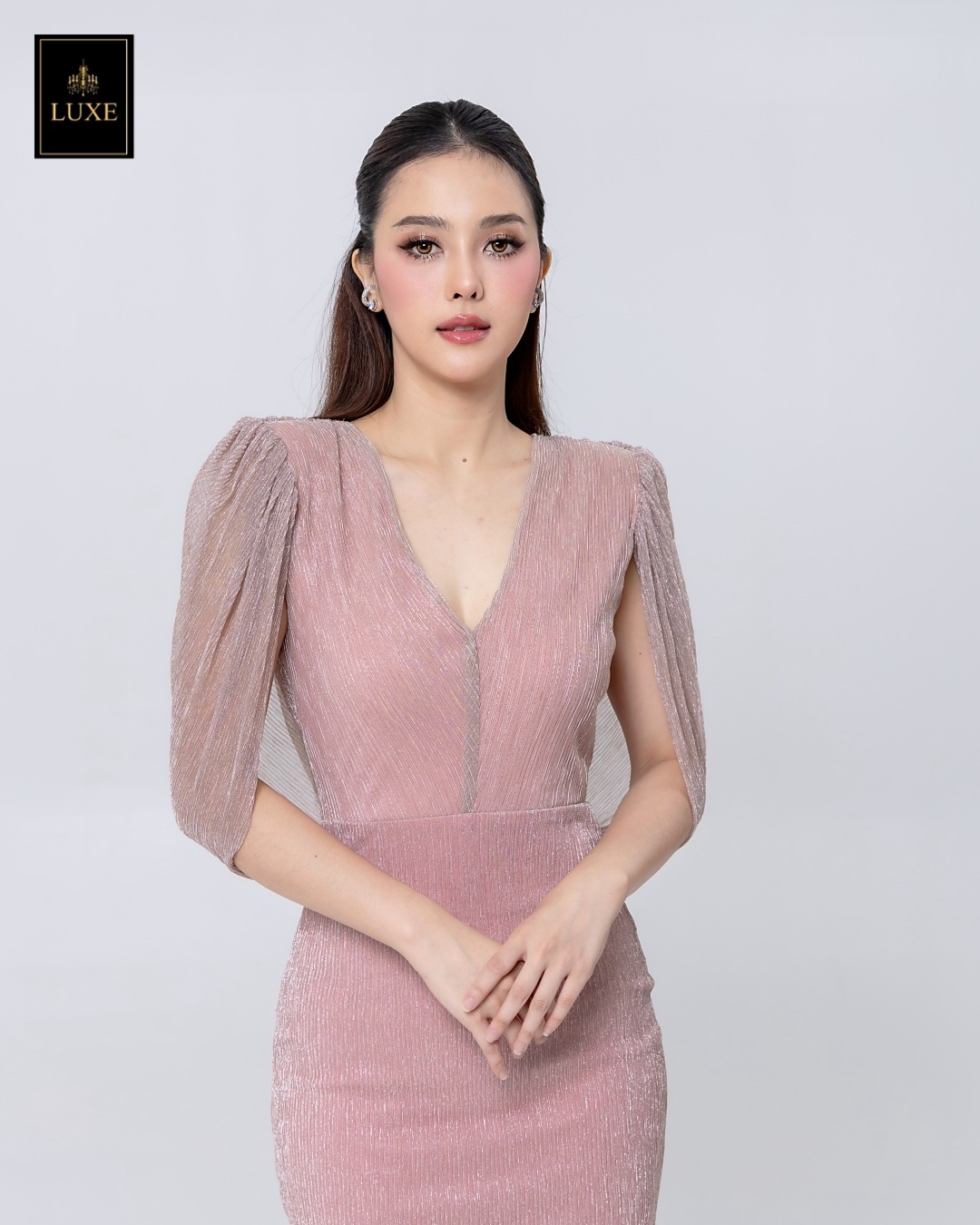 เดรสแฟชั่น เดรสเสื้อวี กระโปรงทรงสอบ มีผ้าคลุมไหล่คอถ่วงด้านหลัง ทำจากผ้าราเม่อัดพลีท