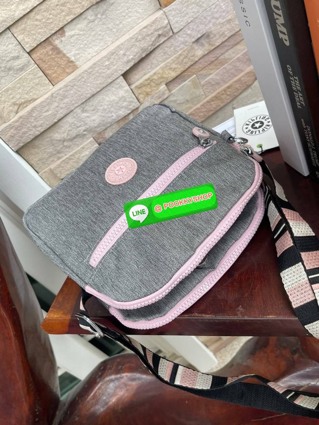 Kipling Keefe Crossbody Bag กระเป๋าสะพายคอลเลคชั่นใหม่จาก Light sand ขนาดกำลังดี ใส่กระเป๋าสตางค์ยาวได้ มีช่องใช้งานถึง4ช่อง สายสะพายปรับสั้นยาวได้ฟรีไซส์ ใช้งานสายคู่ คล้องไหล่ หรือปรับสายยาวสะพายพาดลำตัวดูลำลองไปอีกแบบ สำหรับสาวๆที่อยากหากระเป๋าคู่ใจสัก