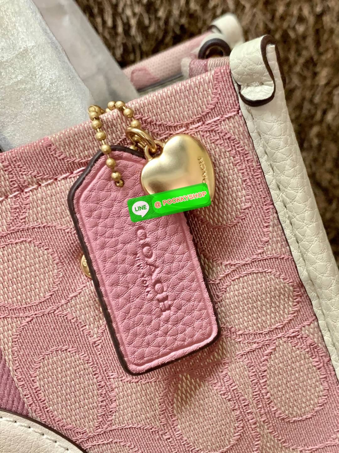 COACH DEMSEY TOTE IN SIGNATURE JACQUARD WITH COACH PAT ((C8417//C5115)) พร้อมส่งที่ไทย ห้ามพลาด สีน้องสวยมากๆค่ะ กระเป๋าทรงTote ขนาดพอดีลำตัว ใช้วันไหนๆก็เหมาะมากค่ะ วัสดุJacquard ทอลายแบรนด์ ตัดขอบหนังแท้ สวยงามมากๆค่ะ ด้านหน้าจะมีป้ายวงกลมโลโก้แบรนด์อัน