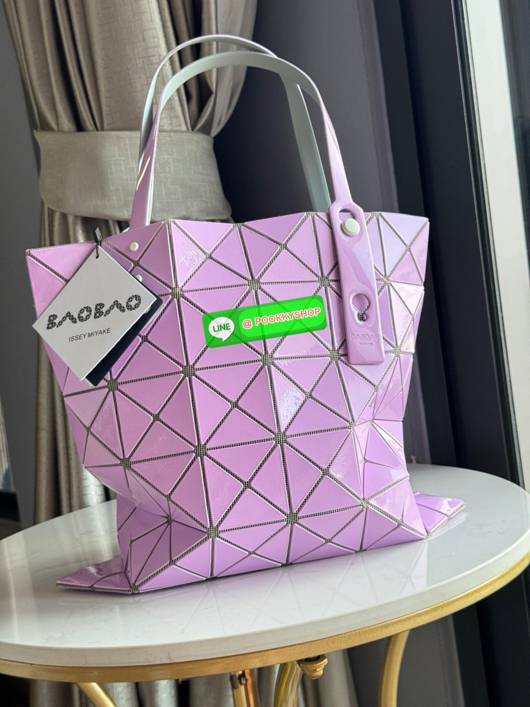 Baobao Issey Miyake 6x6 กระเป๋า Tote รุ่นนี้ถือว่าเป็นกระเป๋า Tote ไซส์กลางที่เหมาะกับการพกพาสิ่งของที่จำเป็นในทุก ๆ วัน มาพร้อมสายที่สามารถปรับได้ทั้งสองสาย และมีช่องใส่ของช่องเล็กด้านใน 1 ช่อง จุของได้เยอะแถมยังทนทาน ใช้เป็น Everyday Bag ได้เลยคะ พกพาสะ