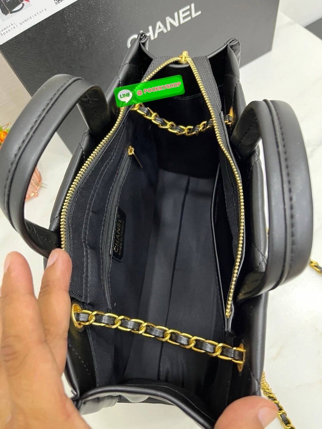 CHANEL SHOPPING BAG กระเป๋าหนังแกะสังเคระห์อย่างดี ใบใหญ่ หนังนุ่มมากๆ ลายนวม หนังมีความลื่นเงาค่ะ โดดเด่นด้วยโลโก้แบรนด์และสายสะพายไหล่ใช้โลหะอย่างดีแถมสวยและหรูมากๆเลย ภายในกระเป๋ากว้างใส่สัมภาระได้เยอะหายห่วงเลยค่ะ