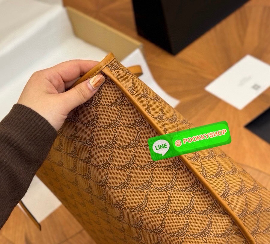 MCM Himmel Shopper in Lauretos • กระเป๋าช้อปเปอร์รุ่นHimmel Shopper • วัสดุ Lauretos Monogram Canvas ลายตัว M + ใบลอเรล เอกลักษณ์ใหม่ของ MCM