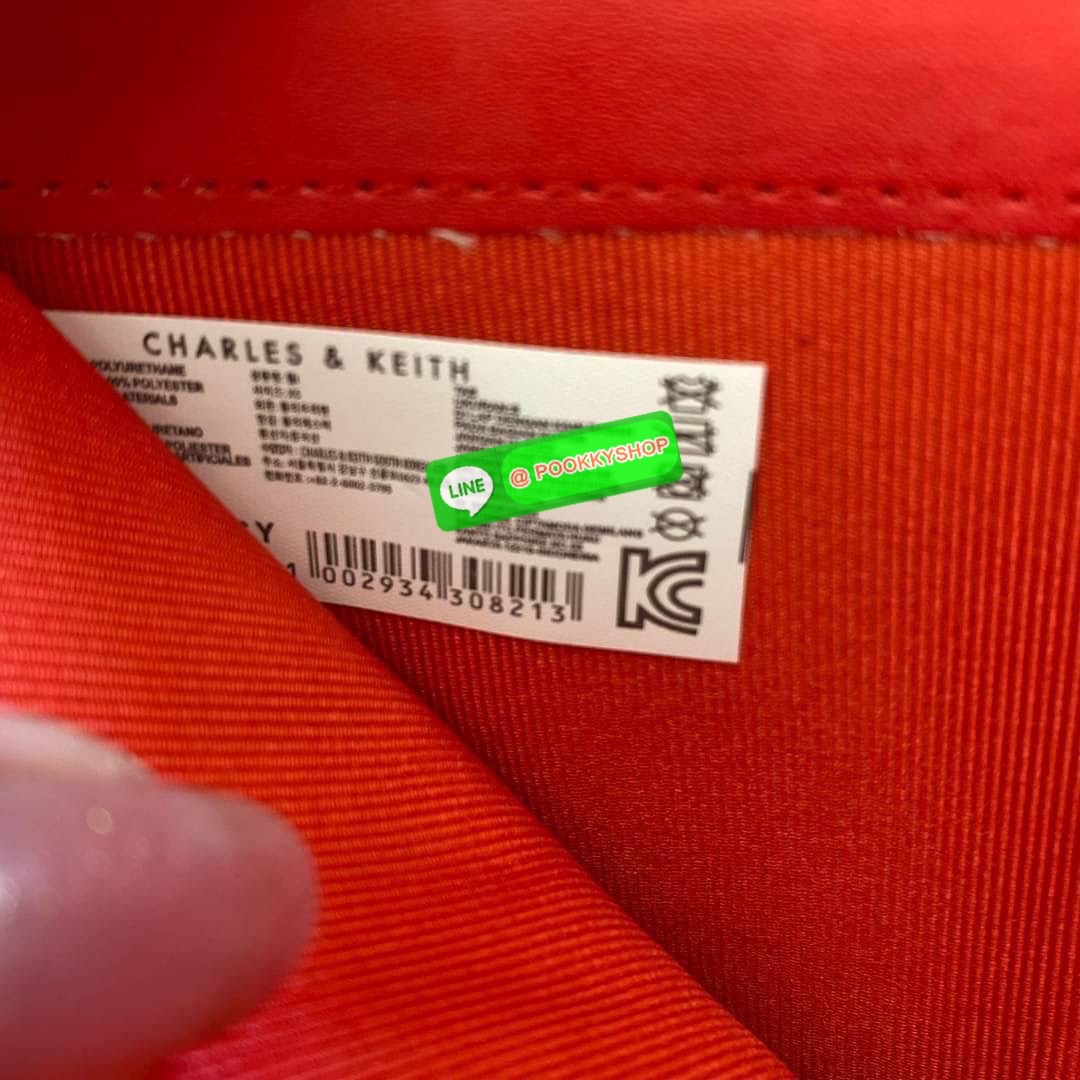 CHARLES & KEITH COMPACT WALLET กระเป๋าตังใบสั้นฟังก์ชันครบ!! ด้านหน้ามีโลโก้แบรนด์ มีช่องซิปใส่เหรียญ เปิดปิดแบบกระดุม ด้านในมีช่องใส่การ์ด 16 ช่อง มีช่องใส่ธนบัตรตามยาว ไม่ต้องพับแบงค์ค่า คุ้มมากๆเลยใบนี้