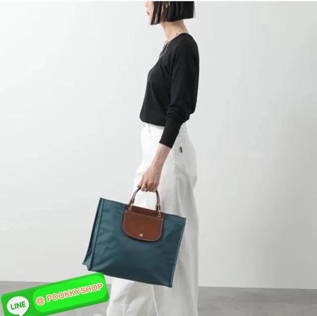 LONGCHAMP Cabas Tote bag L กระเป๋าโท้ทขนาดใหญ่ใช้ในชีวิตประจำได้หลายรูปแบบ ช่วยเพิ่มบุคลิกด้วยความสง่างาม มีกระดุมสแน็ปที่ปากกระเป๋า วัสดุไนลอนอันเป็นเอกลักษณ์ที่มีความยืดหยุ่นและน้ําหนักเบา