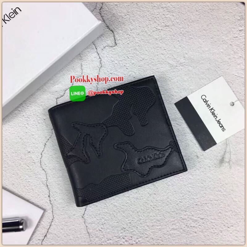New arrival!!! พร้อมส่ง Calvin Klein Wallet กระเป๋าสตางค์แบบพับ 2 ตอนสำหรับผู้ชาย ตัวกระเป๋าเป็นหนังลวดลายโดดเด่นดูไม่จำเจ ด้านในมีช่องใส่บัตร ใส่ธนบัตรแยกเป็นสัดส่วน ไม่ว่าจะใช้เองหรือเป็นของขวัญก็คุ้มค่าน่าใช้มากค่า