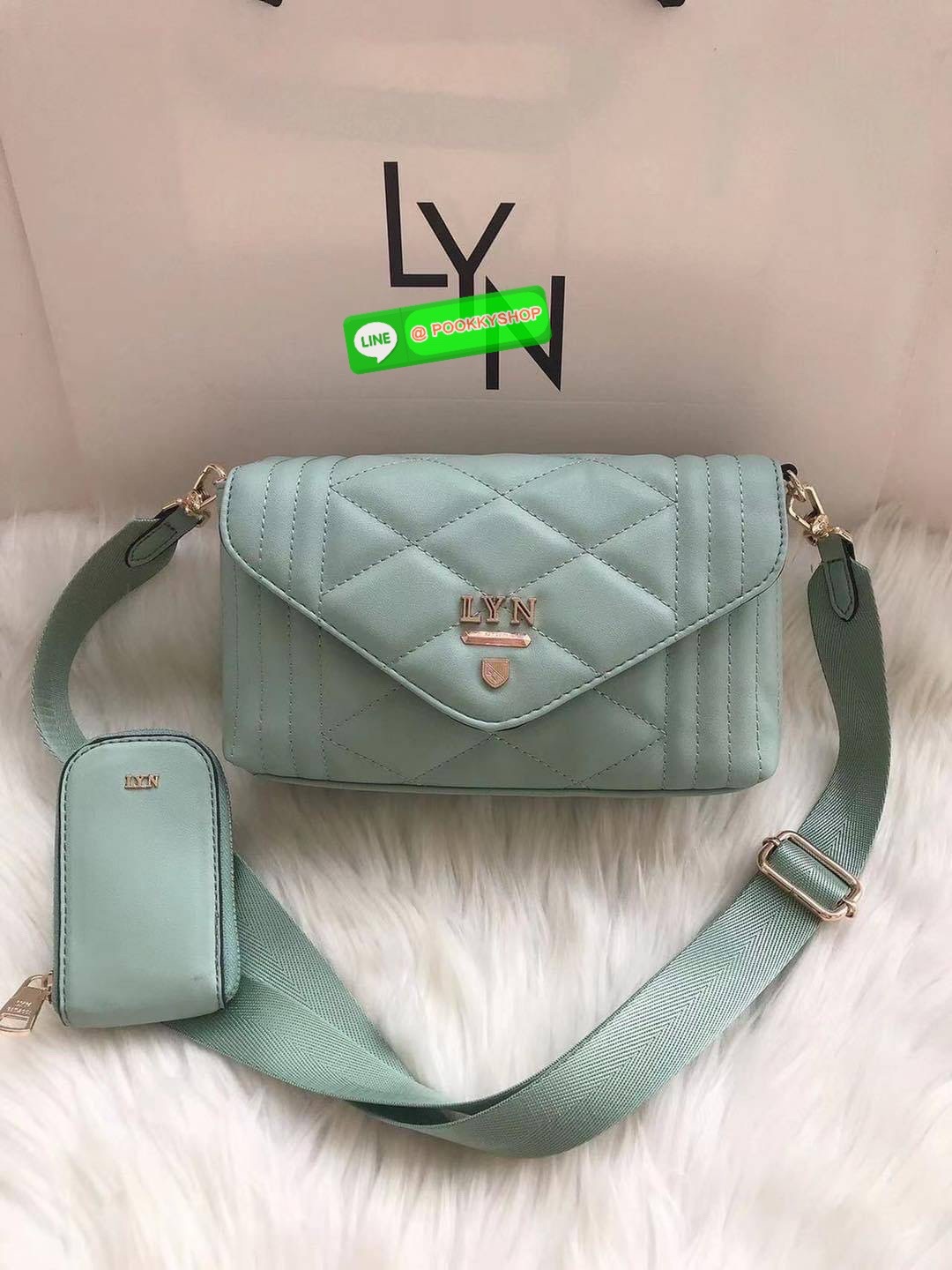 กระเป๋า Lyn สะพายข้าง คอลเล็คชั่นใหม่ มีใบลูกด้วยนะคะ สายสะพาย sport สามารถปรับระดับได้ค่ะ ด้านในใบแม่แบ่งเป็น 2 ช่องใช้งาน