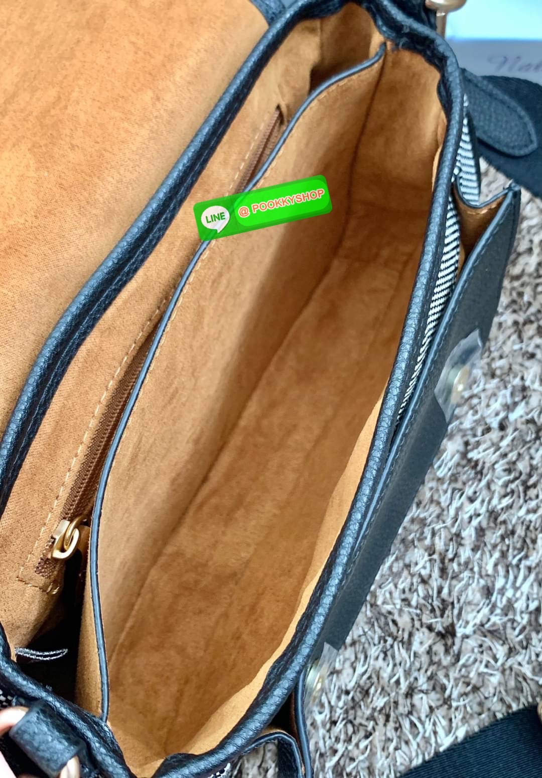 COACH LUCY CROSSBODY BAG((CA622)) 🔹พร้อมส่ง กระเป๋าสะพายแบบครอสบอดี้ร์ ทรงเก๋ วัสดุ แคนวาส+หนังแท้ ได้ลงตัวสวยงาม 🔹เปิดปิดกระเป๋าแบบกระดุมแป๊กสองข้าง ภายในมีข่องให้ใส่ของ3ช่องด้วยกัน ช่องค่อนข้างกางออกได้กว้าง จุของได้หลายอย่างเลยค่ะ มีช่อ