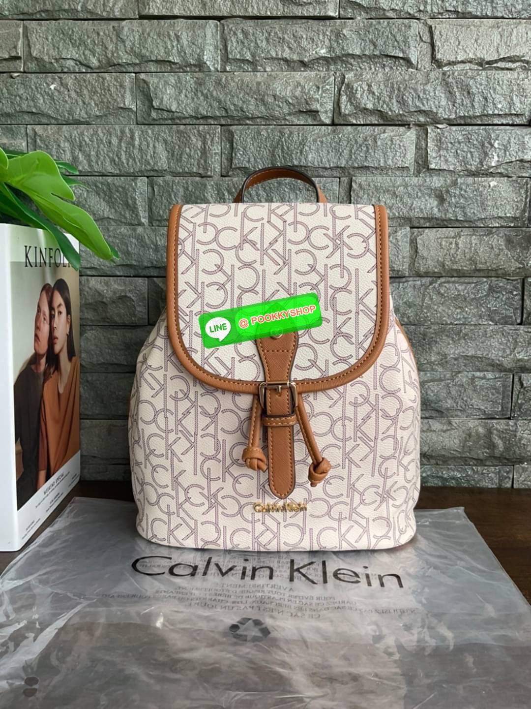 Calvin Klein Monogram Backpack Must Have!! 💕เป็นอีกหนึ่งรุ่นของมันต้องมี สวยหรูดูแพงมาก สำหรับรุ่นนี้ และมีฟังชั่นช่องการใช้งานที่น่าใช้ที่สุด!!! 💕 กระเป๋าสะพายเป้รุ่นใหม่ชนช้อป รุ่นยอดนิยม วัสดุ PVC คุณภาพดี หนังนิ่มสวย ฐานกระเป๋าแข็ง ตั้