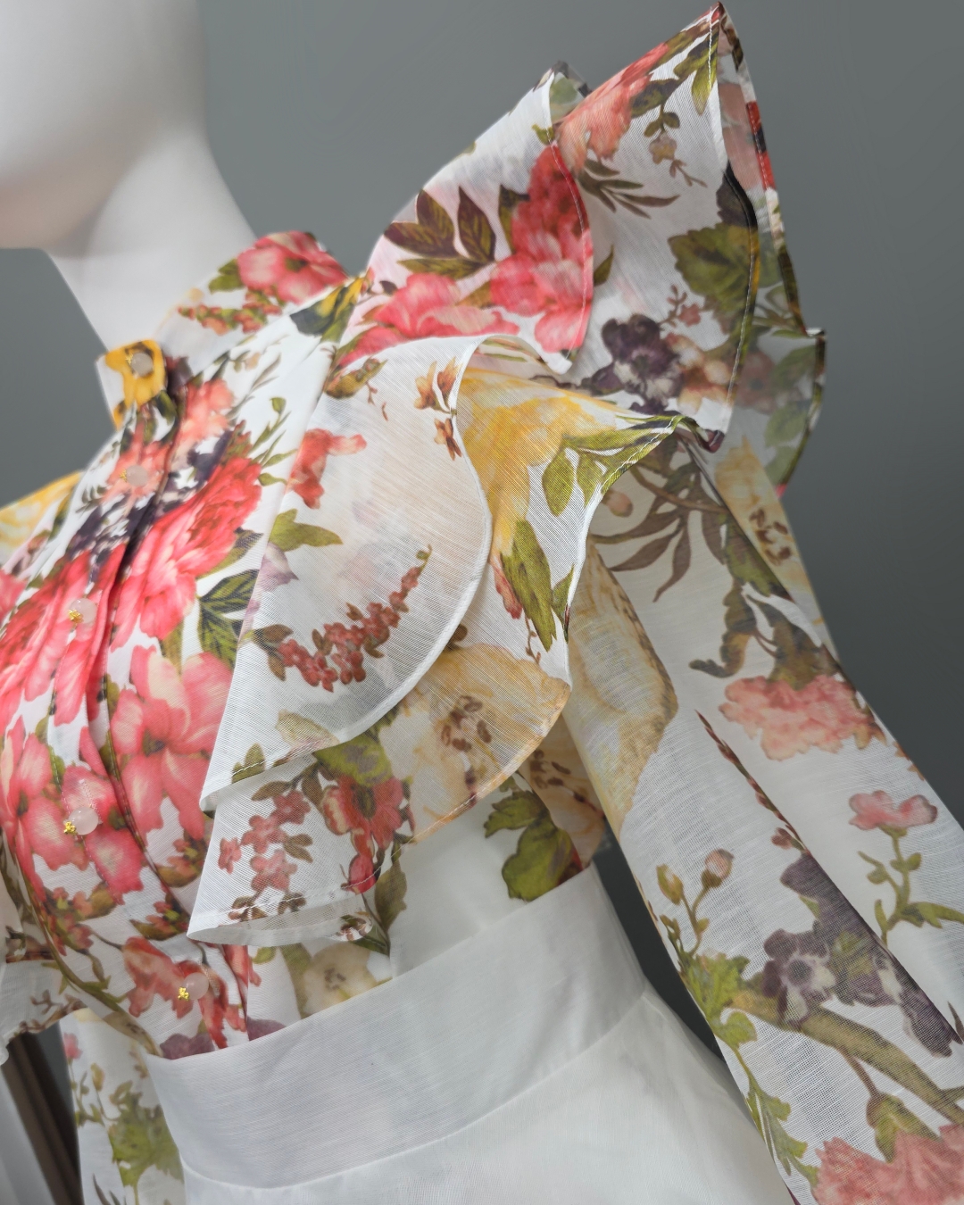 ชุดเซทแฟชั่น เซ็ตเสื้อคอกลมแขนยาว+กระโปรงยาว แต่งระบายตัวเสื้อหน้าและหลัง