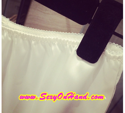 ชุดนอน คุณหนู ชุดนอนสายเดี่ยว ชุดนอน กางเกง ผ้าไหม สีขาว เนื้อผ้านุ่ม ลื่น ใส่สบาย ตัวเสื้อ แต่งชายเฉียง กางเกง แต่งชายด้วยลูกไม้ซีทรู สีขาวเข้ากับตัวชุด