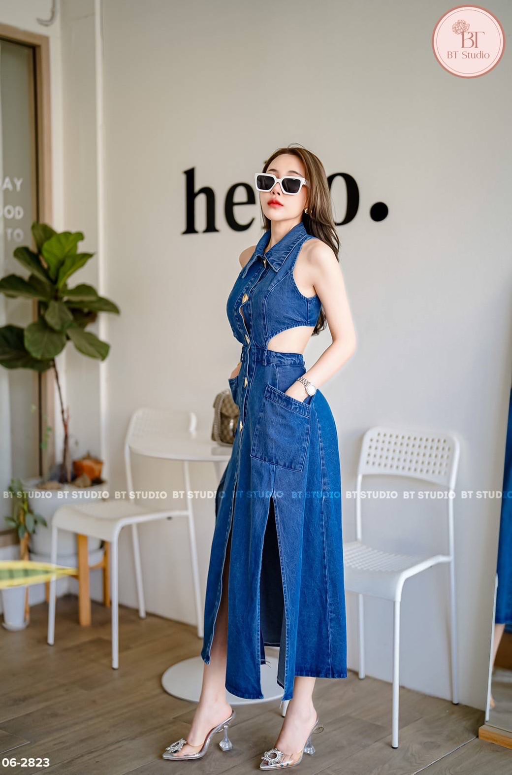 เดรสแฟชั่น เดรสยีนส์แขนกุดคอปกกระดุมหน้า เว้าเอวไปด้านหลัง ผ่าข้างสูงด้านหน้าทั้งสองข้าง