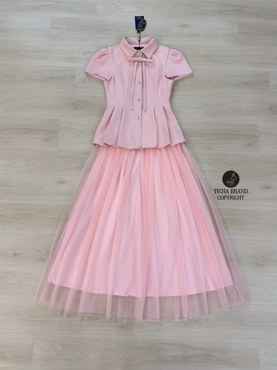 ชุดเซทแฟชั่น Set.3 ชิ้นเสื้อ+ กระโปรง+เข็มกลัด เสื้อแขนสั้นคอปกสีชมพู ดีเทลแต่งกระดุมเพชรด้านหน้า