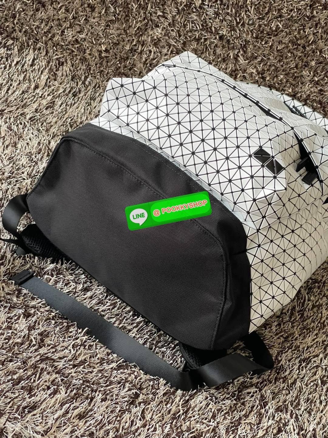 Bao Bao Issey Miyake Daypack geometric backpack กระเป๋าเป้ทรงคลาสสิก รองรับน้ำหนักได้ดี เหมาะกับการเดินทาง เป้สะพายหลังรุ่น Daypack One-Tone Backpack มาในรูปทรงกระเป๋าเป้สุดคลาสสิก โดดเด่นด้วยการออกแบบที่เป็นเอกลักษณ์ วัสดุสามเหลี่ยมขนาดเล็กพิเศษ ได้กลิ่น