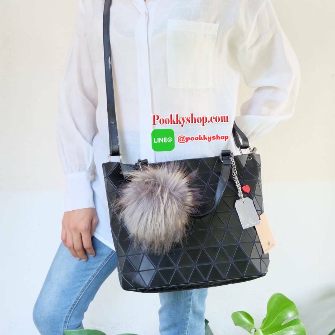 รุ่นขายดี ลาย Limited edition หายาก 👍ปรับทรงได้ 2 แบบ น่ารักมาก สวยที่สุด มาพร้อม พวงกุญแจปอมๆ เข้า set เลิศคะ กระเป๋า จากแบรนด์ David Jones กระเป๋าสะพายข้างดีไซน์เกร๋มาก สีสวยหรูมาก ขนาดกะลังดีเลย น้ำหนังเบามากคะ ภายในมีช่องเก็บของจุกจิกได้ มีถุง