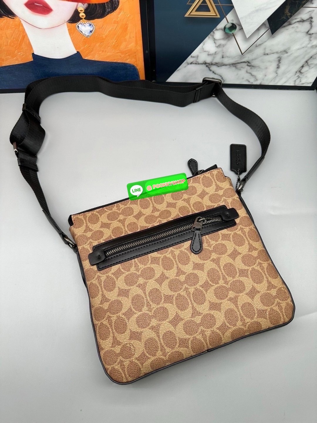 🎒 Coach CR747 – Houston Flight Bag in Signature Canvas เท่ เนี้ยบ พร้อมลุยในทุกวัน กับทรง Messenger ที่ใช้งานง่ายที่สุด 🖤 รุ่นนี้เท่มาก! สะพายแล้วหล่อขึ้นอีก 3 ระดับ Coach CR747 – Houston Flight Bag รุ่นขายดีสาย Messenger สะพายข้างได้พอดีต